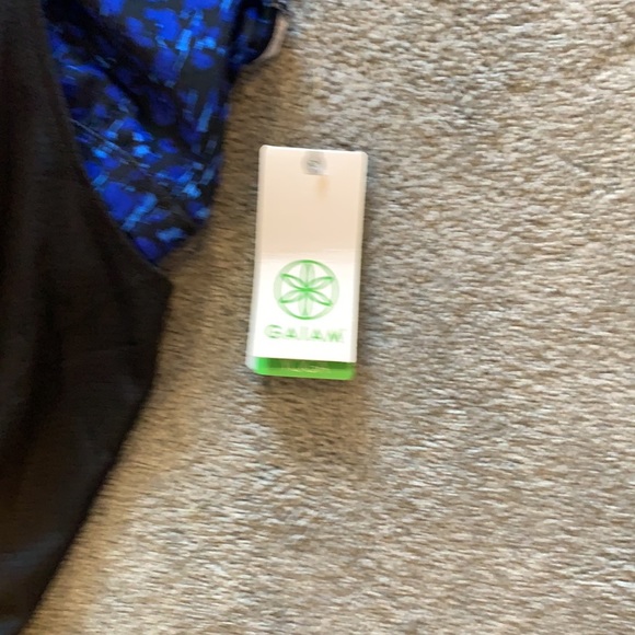 NWT - Gaiam yoga top - Picture 4 of 6